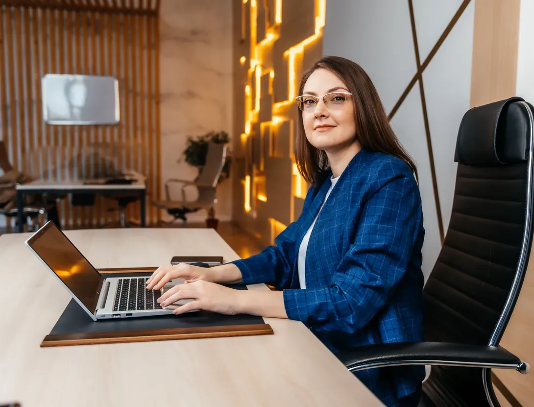 Тамара Ємельяненко за роботою в офісі YE-Consulting